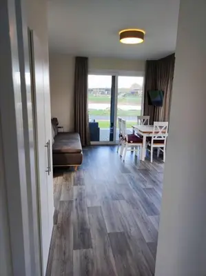 Ein Sitzbereich in der Unterkunft Chalet Seepark Süsel