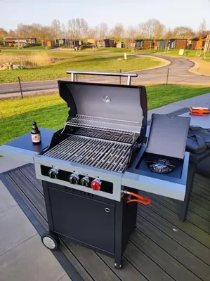 Ein für Gäste verfügbarer Grill in der Ferienwohnung
