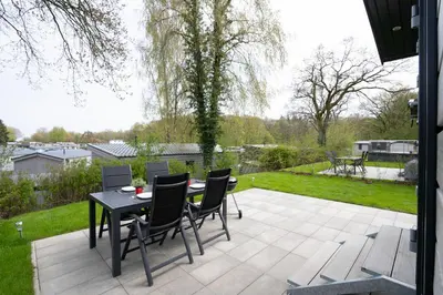 Ein Garten an der Unterkunft Ostseecamp Ferienhaus 