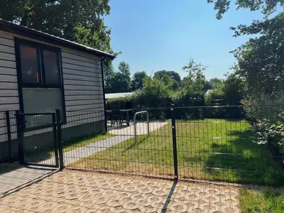 Ein Garten an der Unterkunft Ostseecamp Ferienhaus 