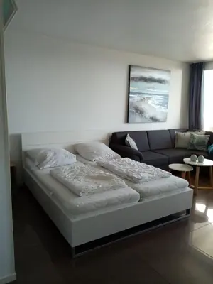 Ein Bett oder Betten in einem Zimmer der Unterkunft Meerblick-Ferienwohnung - Haus A App 252
