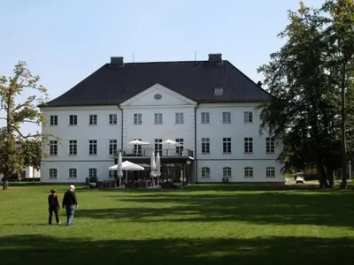 Das Gebäude in dem sich das Ferienhaus befindet