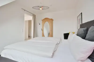 Ein Bett oder Betten in einem Zimmer der Unterkunft Die Wolburg Wolburgstraße 16 Appartement 11