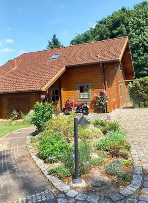 Das Gebäude in dem sich die Ferienwohnung befindet
