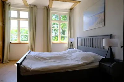 Ein Bett oder Betten in einem Zimmer der Unterkunft Gutshaus KVH FeWo Brook