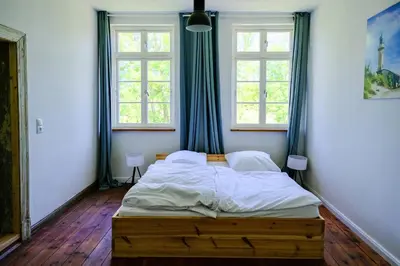 Ein Bett oder Betten in einem Zimmer der Unterkunft Gutshaus KVH FeWo Warnemünde