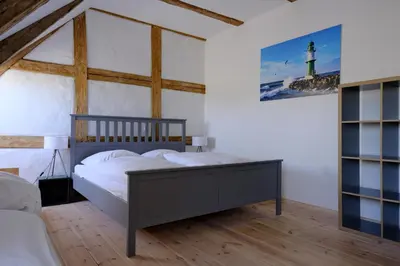 Ein Bett oder Betten in einem Zimmer der Unterkunft Gutshaus KVH FeWo Warnemünde