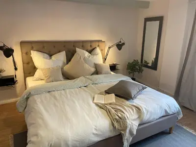 Ein Bett oder Betten in einem Zimmer der Unterkunft Ferienwohnung Marzipan - im Herzen der Altstadt, historisches Gebäude mit modernem Ambiente, W-LAN