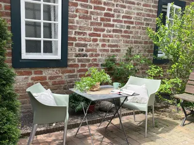 Ein Garten an der Unterkunft Ferienwohnung Marzipan - im Herzen der Altstadt, historisches Gebäude mit modernem Ambiente, W-LAN