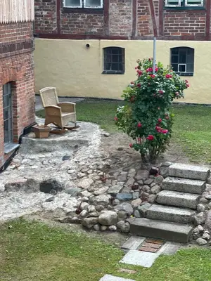 Ein Garten an der Unterkunft Urlaub in Einer Historischen Wassermühle an der Trave