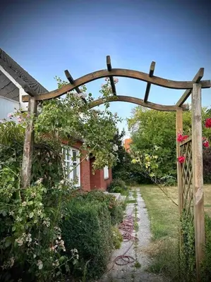 Ein Garten an der Unterkunft Grosses 2 Zi-DG in grüner Idylle!