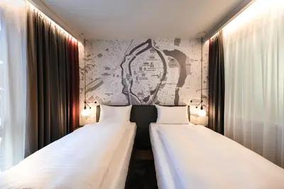 Ein Bett oder Betten in einem Zimmer der Unterkunft IntercityHotel Lübeck