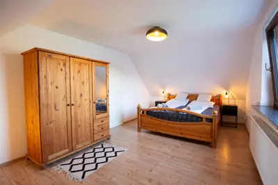 Ein Bett oder Betten in einem Zimmer der Unterkunft Ferienwohnung am See mit Balkon & Seeblick nahe Lübeck & Ostsee