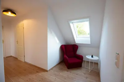 Ein Sitzbereich in der Unterkunft Ferienwohnung am See mit Balkon & Seeblick nahe Lübeck & Ostsee