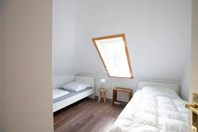 Ein Bett oder Betten in einem Zimmer der Unterkunft Ferienwohnung am See mit Balkon & Seeblick nahe Lübeck & Ostsee