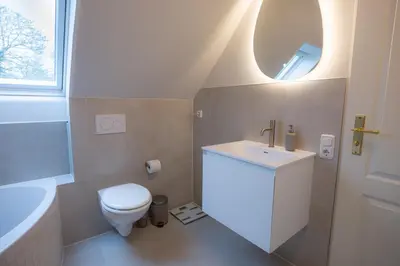 Ein Badezimmer in der Unterkunft Ferienwohnung am See mit Balkon & Seeblick nahe Lübeck & Ostsee