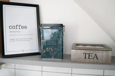 Kaffee-/Teezubehör in der Unterkunft Ferienwohnung am See mit Balkon & Seeblick nahe Lübeck & Ostsee