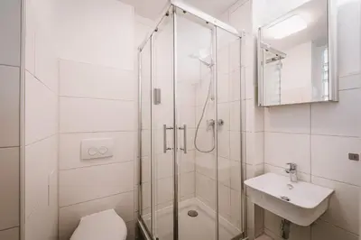 Ein Badezimmer in der Unterkunft Sadebo Central Altbau Apartments Lübeck