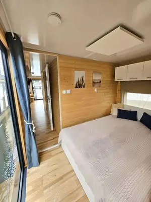 Ein Bett oder Betten in einem Zimmer der Unterkunft Hausboot AHOY Masal