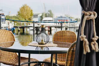 Blick auf einen Fluss in der Nähe des Bootes