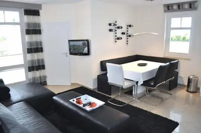 Ein Sitzbereich in der Unterkunft Strandhotel Ferienwohnung Nr 10