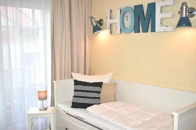 Ein Bett oder Betten in einem Zimmer der Unterkunft Villa Somersby Ferienwohnung Nr 02
