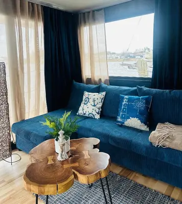 Ein Sitzbereich in der Unterkunft Premium Hausboot Blaue Lagune