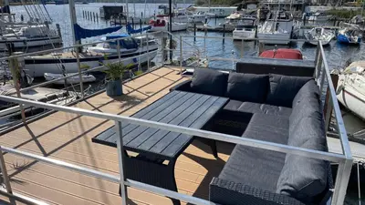 Ein Sitzbereich in der Unterkunft Premium Hausboot Blaue Lagune
