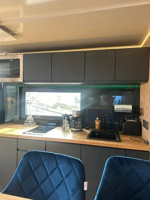 Küche/Küchenzeile in der Unterkunft Premium Hausboot Blaue Lagune