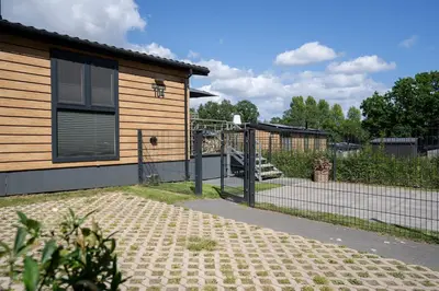 Das Gebäude in dem sich das Ferienhaus befindet