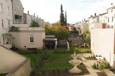 Ein Garten an der Unterkunft Wohnen am Bahnhof