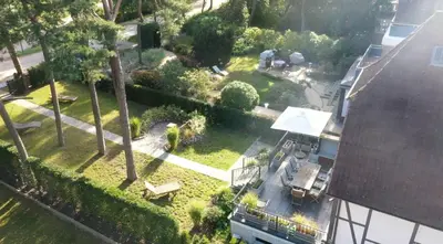 Ein Garten an der Unterkunft Strandallee95