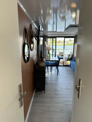 Ein Sitzbereich in der Unterkunft Premium Hausboot Trave Traum