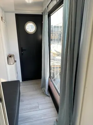 Ein Sitzbereich in der Unterkunft Premium Hausboot Trave Traum