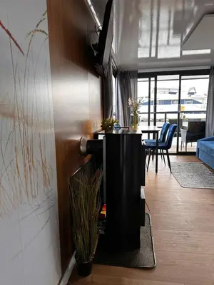 Ein Sitzbereich in der Unterkunft Premium Hausboot Trave Traum