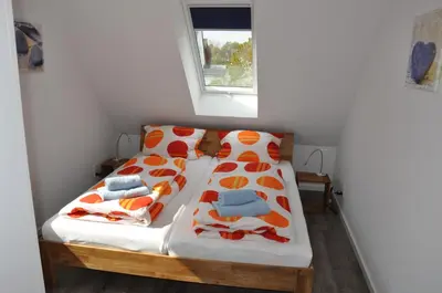 Ein Bett oder Betten in einem Zimmer der Unterkunft Haus Tulle - 2 Ferienwohnungen Schnupp & Lütte mit Saisonstrandkorb