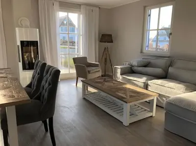 Ein Sitzbereich in der Unterkunft Reetdachhaus Seasons mit Kamin & Sauna