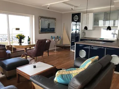 Küche/Küchenzeile in der Unterkunft Traveblick Ecksuite Queen-Mary Travemünde 30 Etage mit Meerblick am Strand gelegen