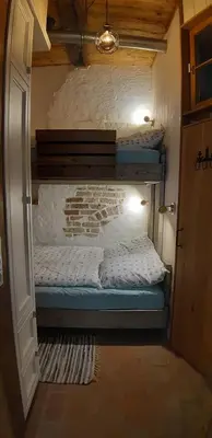 Ein Bett oder Betten in einem Zimmer der Unterkunft Ferienwohnung Kontor im Traufenhaus