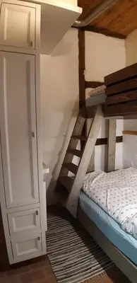 Ein Bett oder Betten in einem Zimmer der Unterkunft Ferienwohnung Kontor im Traufenhaus