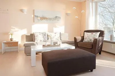 Ein Sitzbereich in der Unterkunft Ferienwohnung Meerblick und Golf