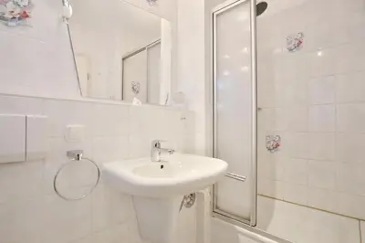 Ein Badezimmer in der Unterkunft Haus Ostseeallee 10 Ostseeallee Appartement 65