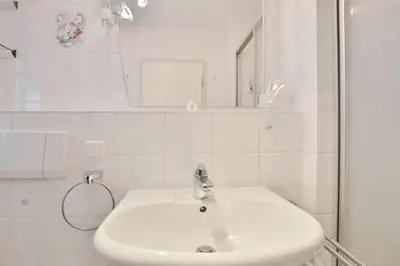 Ein Badezimmer in der Unterkunft Haus Ostseeallee 10 Ostseeallee Appartement 65