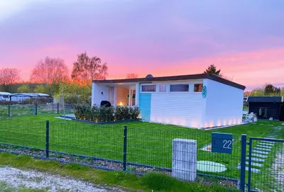 Ein Garten an der Unterkunft MimiBeach mit umzäuntem Grundstück