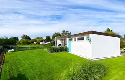 Ein Garten an der Unterkunft MimiBeach mit umzäuntem Grundstück
