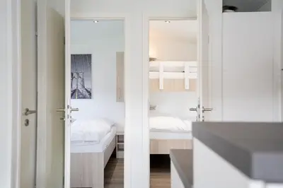 Ein Bett oder Betten in einem Zimmer der Unterkunft Ostseecamp Chalet Haffkrug No 55