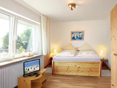 Ein Bett oder Betten in einem Zimmer der Unterkunft STR 101 - Strandallee 124 - Seeblick