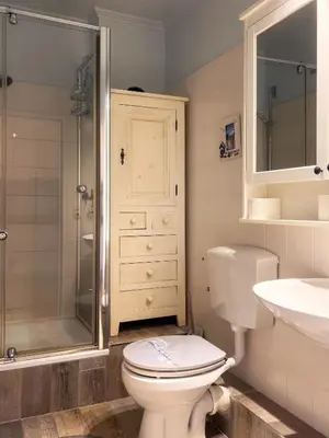 Ein Badezimmer in der Unterkunft STR 107 - Strandallee 124 - Seeblick
