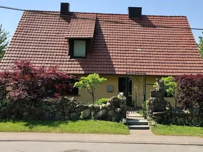 Das Gebäude in dem sich das Ferienhaus befindet
