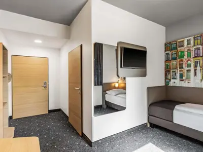 Ein Bett oder Betten in einem Zimmer der Unterkunft B&B Hotel Lübeck-Hbf